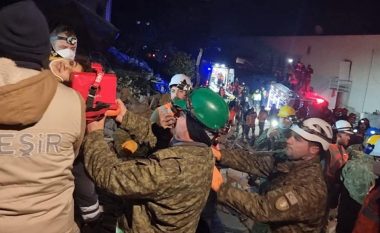 Pas 162 orëve nën rrënoja, FSK i shpëton edhe dy persona në Turqi