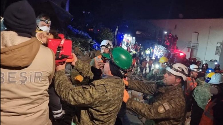 Pas 162 orëve nën rrënoja, FSK i shpëton edhe dy persona në Turqi