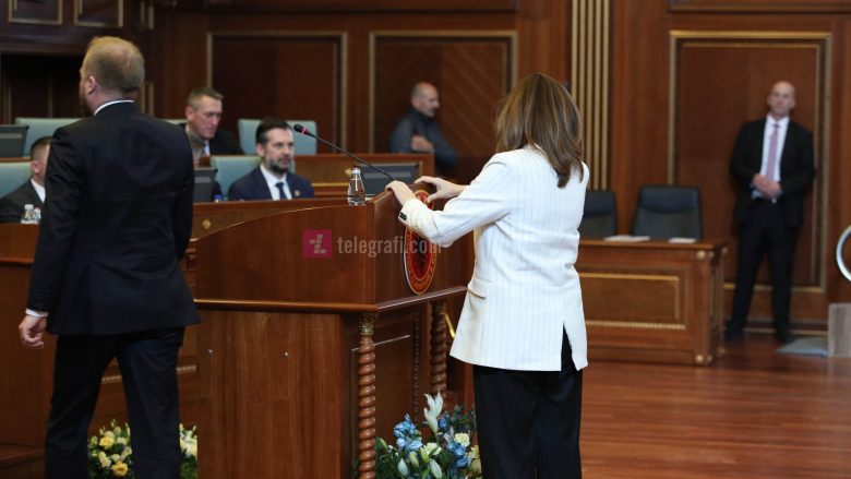 Deputetja Ganimete Musliu vendos emblemën e UÇK-së në foltore