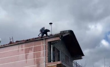 Merr flakë banesa trekatëshe në Pogradec, zjarrfikësit në vendngjarje