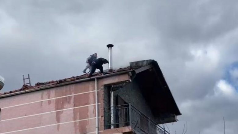 Merr flakë banesa trekatëshe në Pogradec, zjarrfikësit në vendngjarje