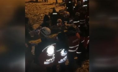 Një mrekulli e re në Turqi: Djaloshi u nxor i gjallë nga rrënojat gati 11 ditë pas tërmetit