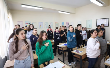 Nxënësit në Shqipëri e nisin javën me himnin kombëtar, Rama: Tradita e re në shkolla