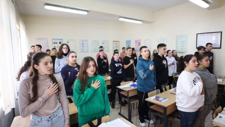 Nxënësit në Shqipëri e nisin javën me himnin kombëtar, Rama: Tradita e re në shkolla