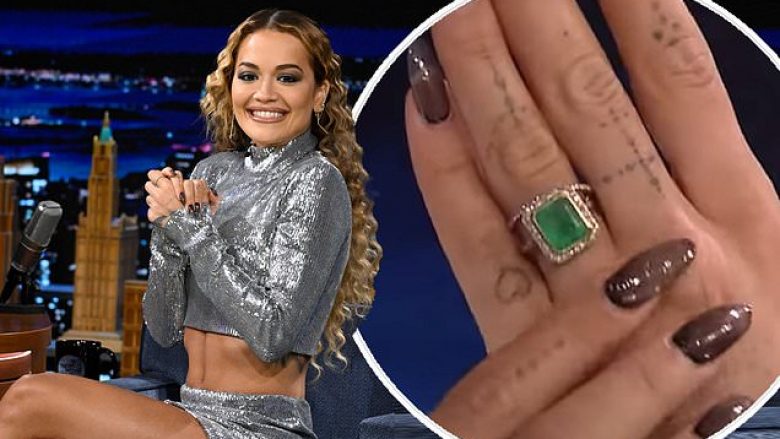 Është emerald – Rita Ora zbulon në emisionin e Jimmy Fallon unazën e martesës me të cilën bashkëshorti i saj Taika Waititi i propozoi