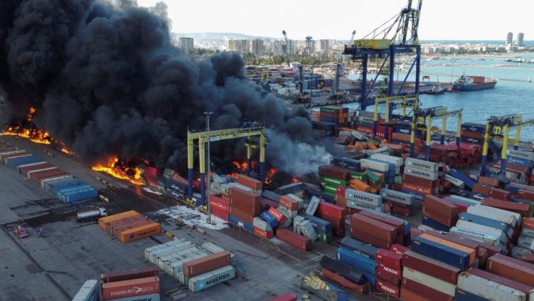 Kontejnerët e transportit po vazhdojnë të digjen në portin Iskenderun të Turqisë