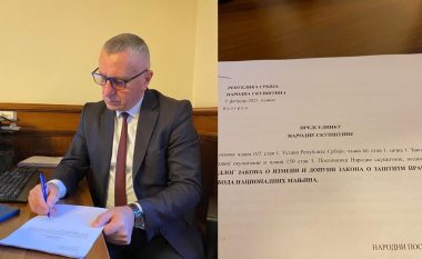 Kamberi dorëzon në Kuvendin e Serbisë propozimin për përdorimin e lirë të flamurit shqiptar