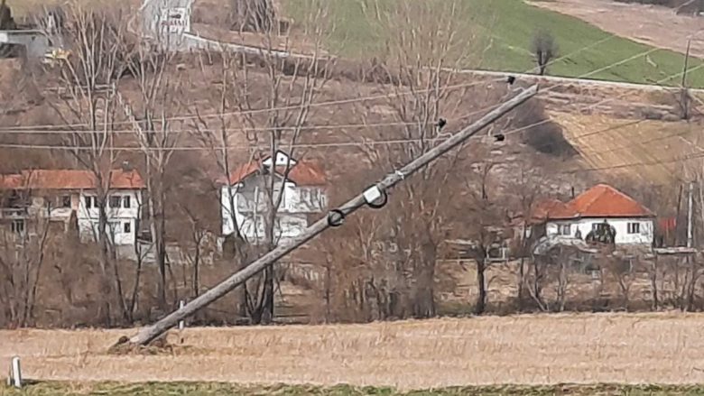KEDS tregon se erërat e forta shkaktuan dëme në rrjetin elektro-energjetik në Pejë, Mitrovicë, Prishtinë dhe Ferizaj