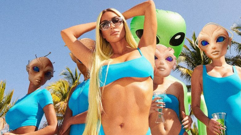 Fushata e çuditshme me jashtëtokësorët: Kim Kardashian prezantoi koleksionin e ri të rrobave të larjes Skims