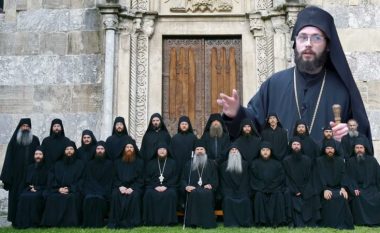 Reagon kleri serb i Manastirit të Deçanit pas incidentit gjatë vizitës së At Nikolla Xhufkës: Kisha Ortodokse në Shqipëri na tha se ai është mashtrues