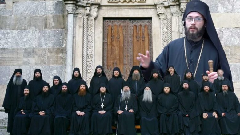 Reagon kleri serb i Manastirit të Deçanit pas incidentit gjatë vizitës së At Nikolla Xhufkës: Kisha Ortodokse në Shqipëri na tha se ai është mashtrues