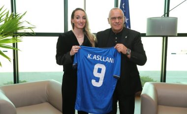 Kosovare Asllani në Kosovë, pritet nga i pari i FFK-së Agim Ademi