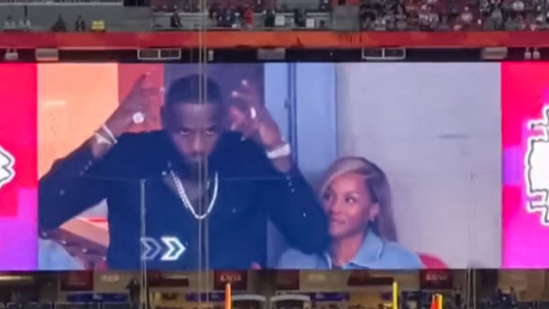 LeBron James u fishkëllye nga i gjithë stadiumi në Super Bowl, por reagimi i tij është bërë viral