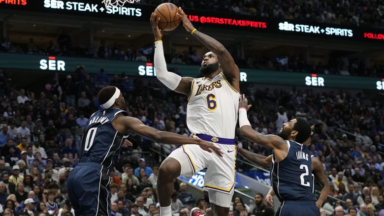 Lakers me rikthim të jashtëzakonshëm, mposhtin Dallasin në udhëtim pas disavantazhit prej 27 pikëve