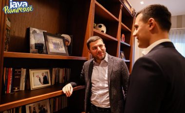 Memli Krasniqi vizitoi familjarët e Thaçit, Veselit, Krasniqit dhe Selimit: Misioni i tyre për t’i dalë zot Kosovës ishte dhe mbetet i përhershëm