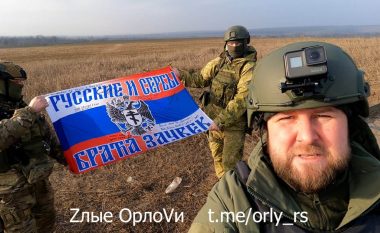 Ushtarët rusë përshëndesin mercenarët serbë nga fronti i luftës në Ukrainë