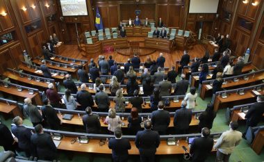 Deputetët mbajnë një minutë heshtje në nderim të viktimave në Turqi e Siri