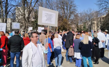 Punonjësit shëndetësor në Maqedoni në protesta, kërkojnë rritje të pagave