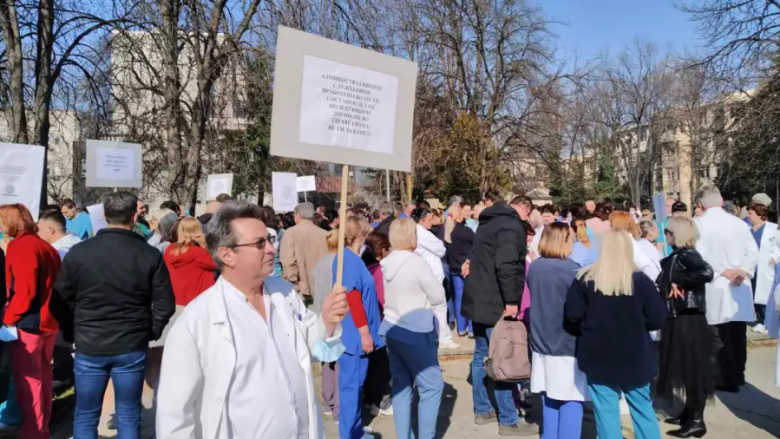 Punonjësit shëndetësor në Maqedoni në protesta, kërkojnë rritje të pagave