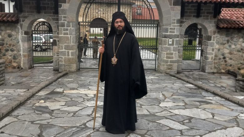 Priftin nga Shqipëria At Nikolla Xhufka, e largojnë me arrogancë nga Manastiri i Deçanit