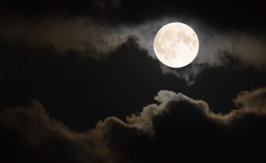 Hëna po largohet ngadalë nga Toka
