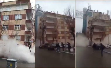 Momenti i shembjes së një ndërtese, pamje nga dy kënde të ndryshme – dëshmi se sa i fuqishëm ishte tërmeti që goditi Turqinë