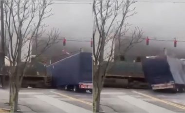 Shoferi ishte në gjendje të largohej, momenti tronditës kur një tren përplaset me një kamion “të mbërthyer” në shina në Nju Jork