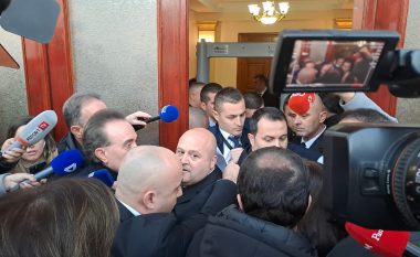 Opozita në Shqipëri proteston, përplasje në dyert e parlamentit