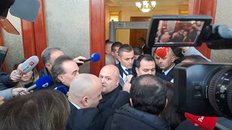 Opozita në Shqipëri proteston, përplasje në dyert e parlamentit