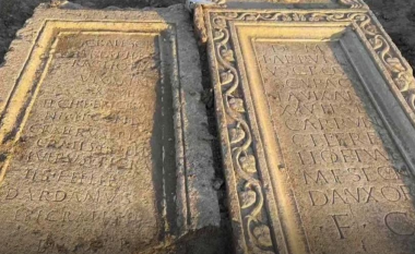 Arian Asllanaj tregon çka shkruan në pllakën që u gjet në Shkup