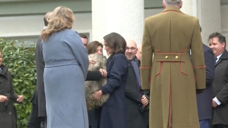Pendarovski presidenten hungareze e priti me një qen sharri