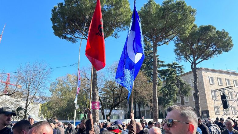 Protestë përpara Kuvendit të Shqipërisë, çfarë pritet të ndodhë gjatë seancës së sotme plenare