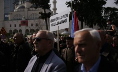 Opozita proteston para Parlamentit në Tiranë, debate edhe në seancë