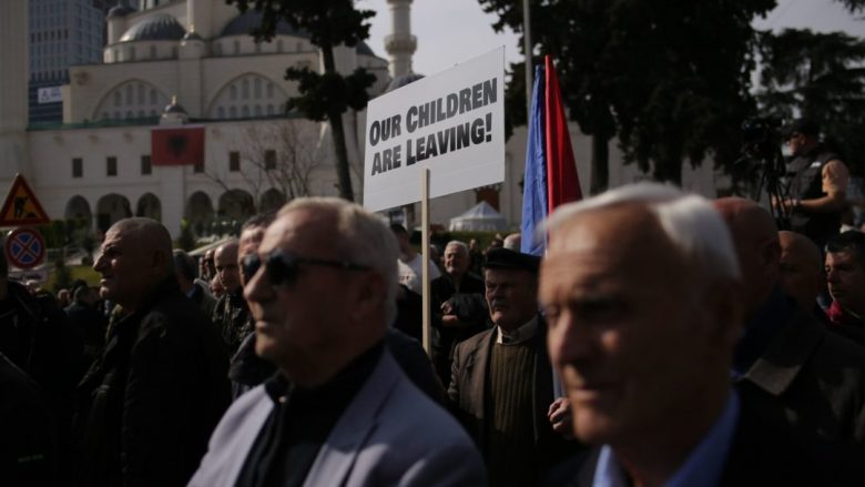 Opozita proteston para Parlamentit në Tiranë, debate edhe në seancë