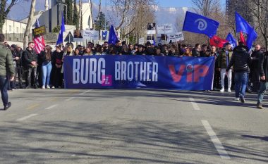 Protestuesit me pankarta ironizuese në Tiranë, "Burg Brother VIP"