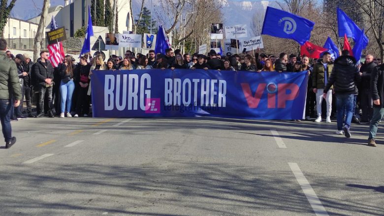 Protestuesit me pankarta ironizuese në Tiranë, “Burg Brother VIP”