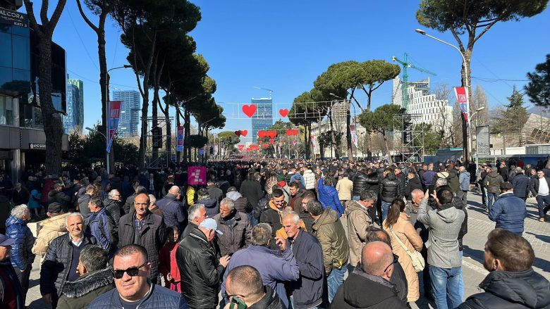 Përfundoi marshi i opozitës, Berisha thërret sërish protestë të hënën para Parlamentit të Shqipërisë
