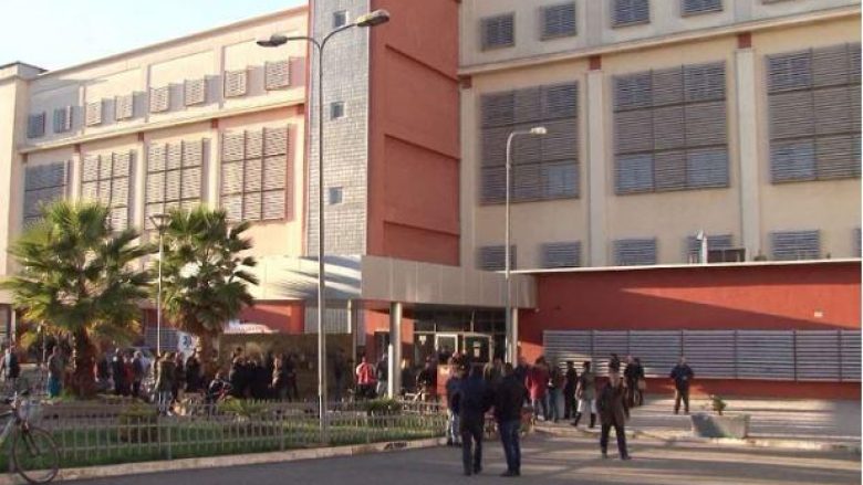2-vjeçarja nga Tirana digjet me cigare në trup, përfundon në spital pas infektimit të plagëve, nënës i hiqet kujdestaria