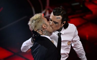 Artisti italian Rosa Chemical bën ‘twerk’ në prehrin e reperit Fedez dhe në fund i dhuron puthje pasionante gjatë performancës në Sanremo