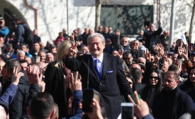 Berisha mban fjalën në protestën para Kuvendit: Lëvizje e fuqishme shqiptare