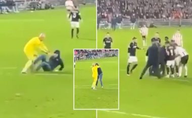 Portieri i Sevillas sulmohet nga një tifoz i PSV-së gjatë ndeshjes së Ligës së Evropës, pamjet po bëjnë xhiron e botës
