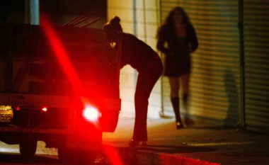 Arrestohen dy gra dhe një burrë në Prishtinë të dyshuar për prostitucion