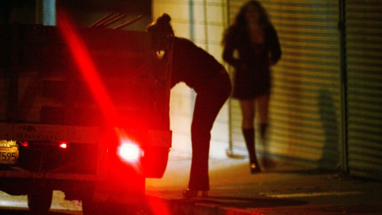 Arrestohen dy gra dhe një burrë në Prishtinë të dyshuar për prostitucion