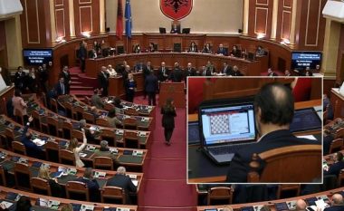 Deputeti socialist sërish luan shah në Kuvendin e Shqipërisë