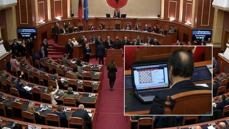 Deputeti socialist sërish luan shah në Kuvendin e Shqipërisë