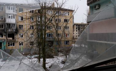 Brenda qytetit të Vuhledar - në vijën e frontit të Ukrainës - ku 'gjithçka është bombarduar'