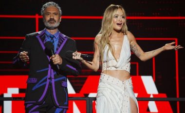 Rita Ora vendos të mos mbajë mbiemrin e burrit të saj, ‘Waititi’