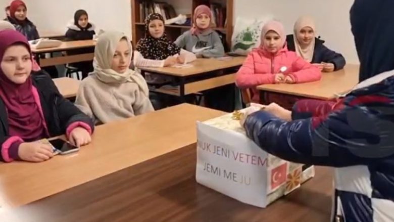 Nxënësit e mektebit të xhamisë Gam-Gam në Tetovë dhurojnë kursimet e tyre për Turqi dhe Siri