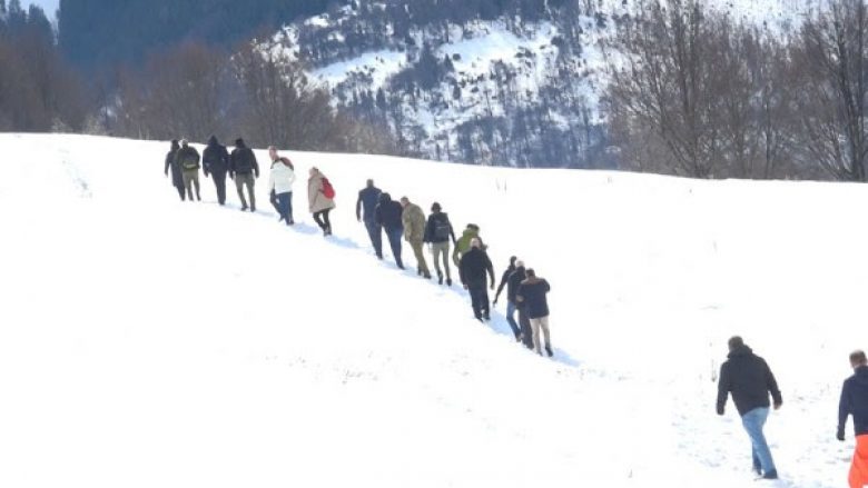 Ambasadorët ngjiten bjeshkëve, mahniten me bukuritë e Suharekës