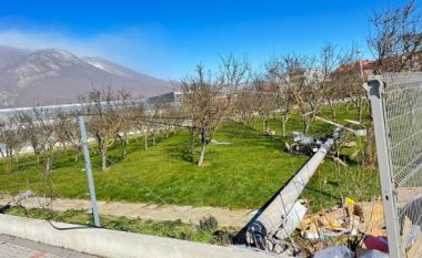 Rrëzohen shtyllat elektrike në Istog, eksperti thotë se erërat e pasdites në Kosovë hyjnë në kategorinë e fatkeqësive natyrore